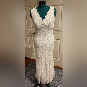 Elegant White Lace Formal Dress Size M (10-12) Lined Sleeveless v-neck